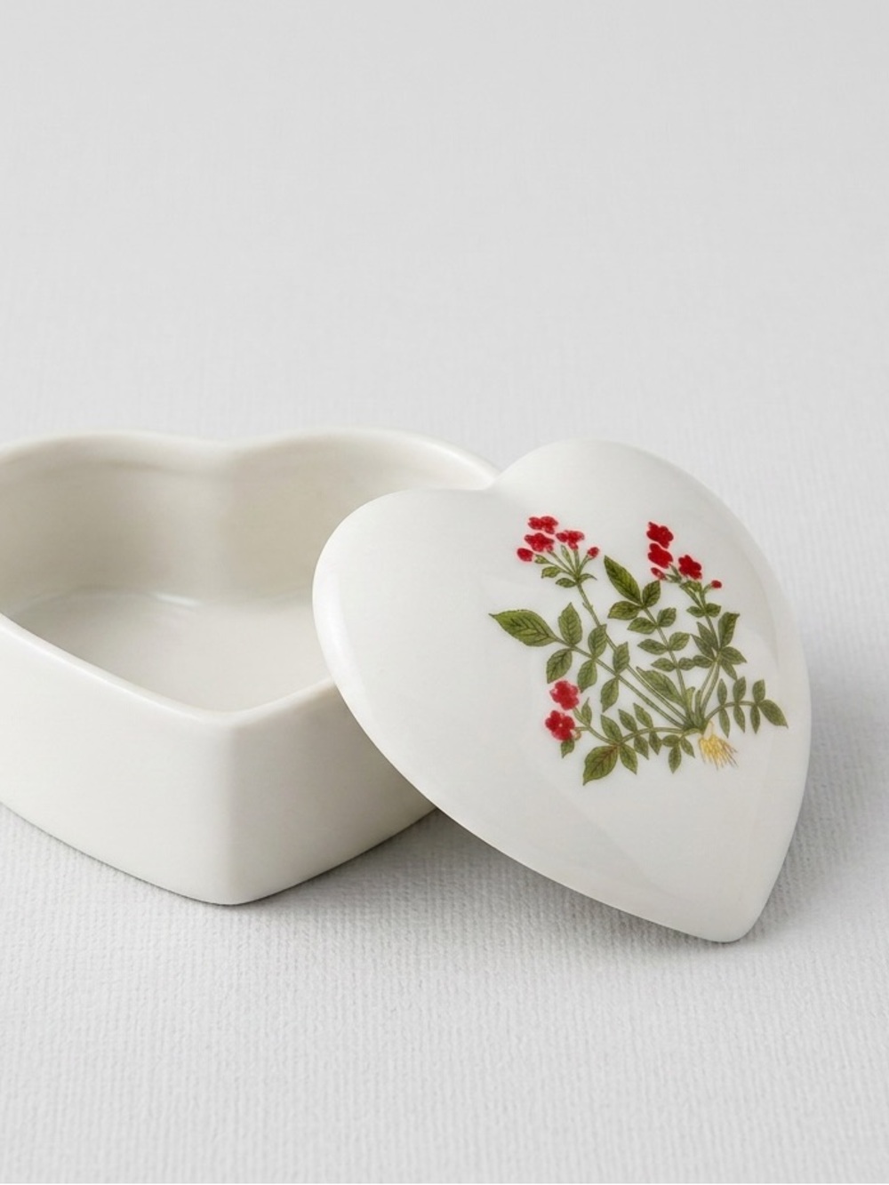 🌹 Vintage Porcelain Heart-Shaped Trinket Box